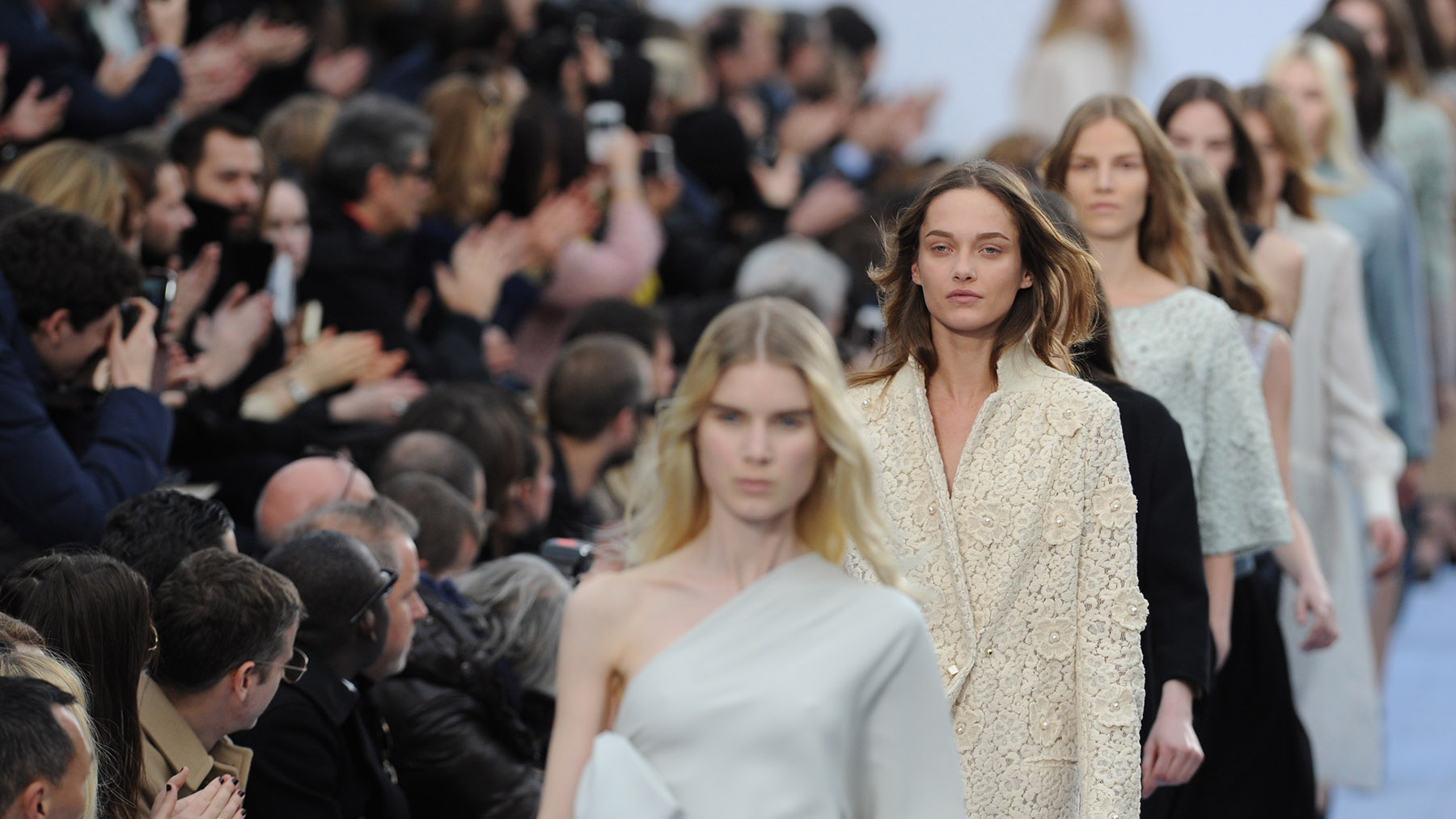 Неделя женской моды в Париже: ключевые коллекции следующего осенне-зимнего сезона