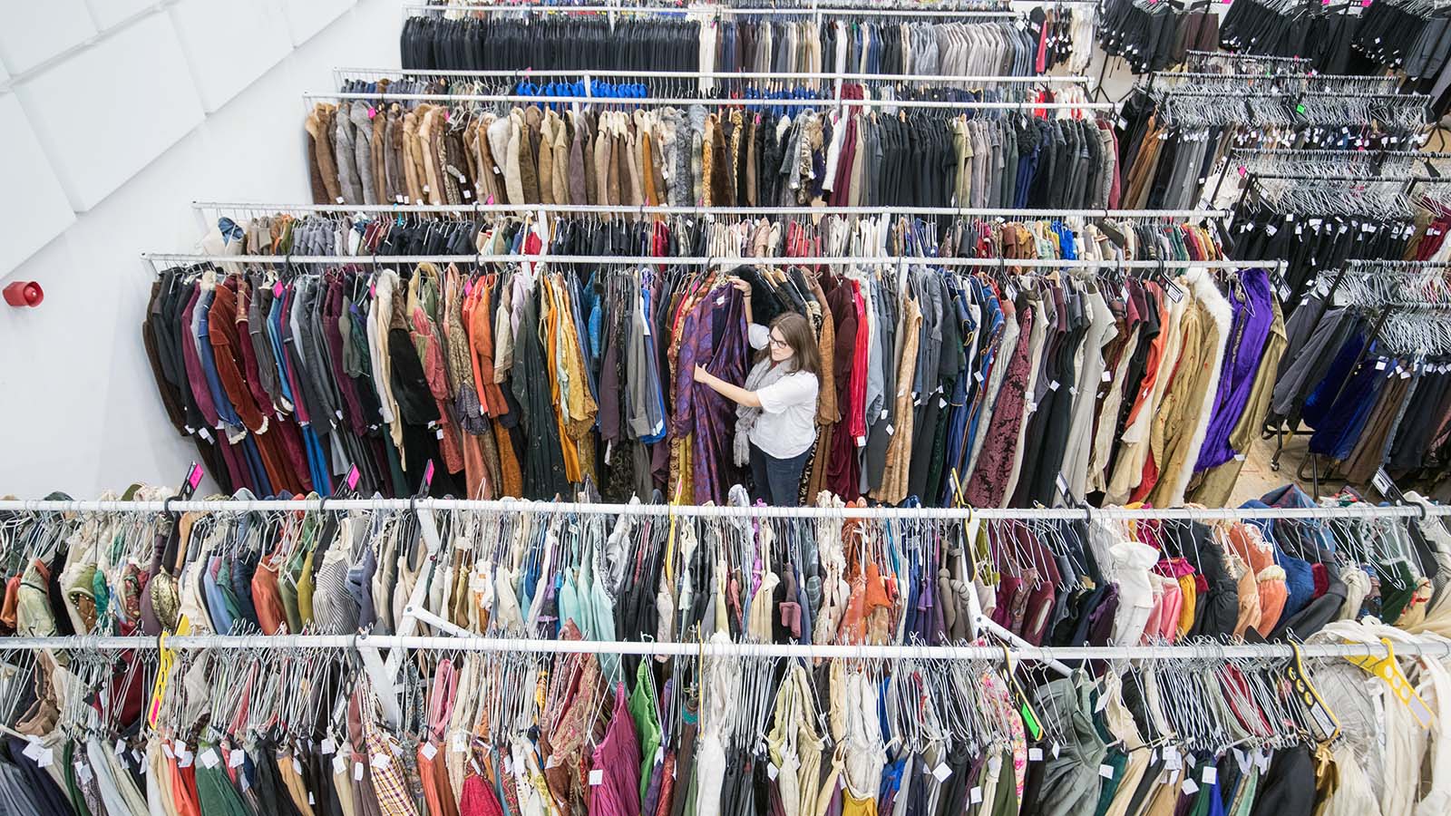 В 2023 году покупатели стали чаще предпочитать секонд-хенды обычным магазинам одежды