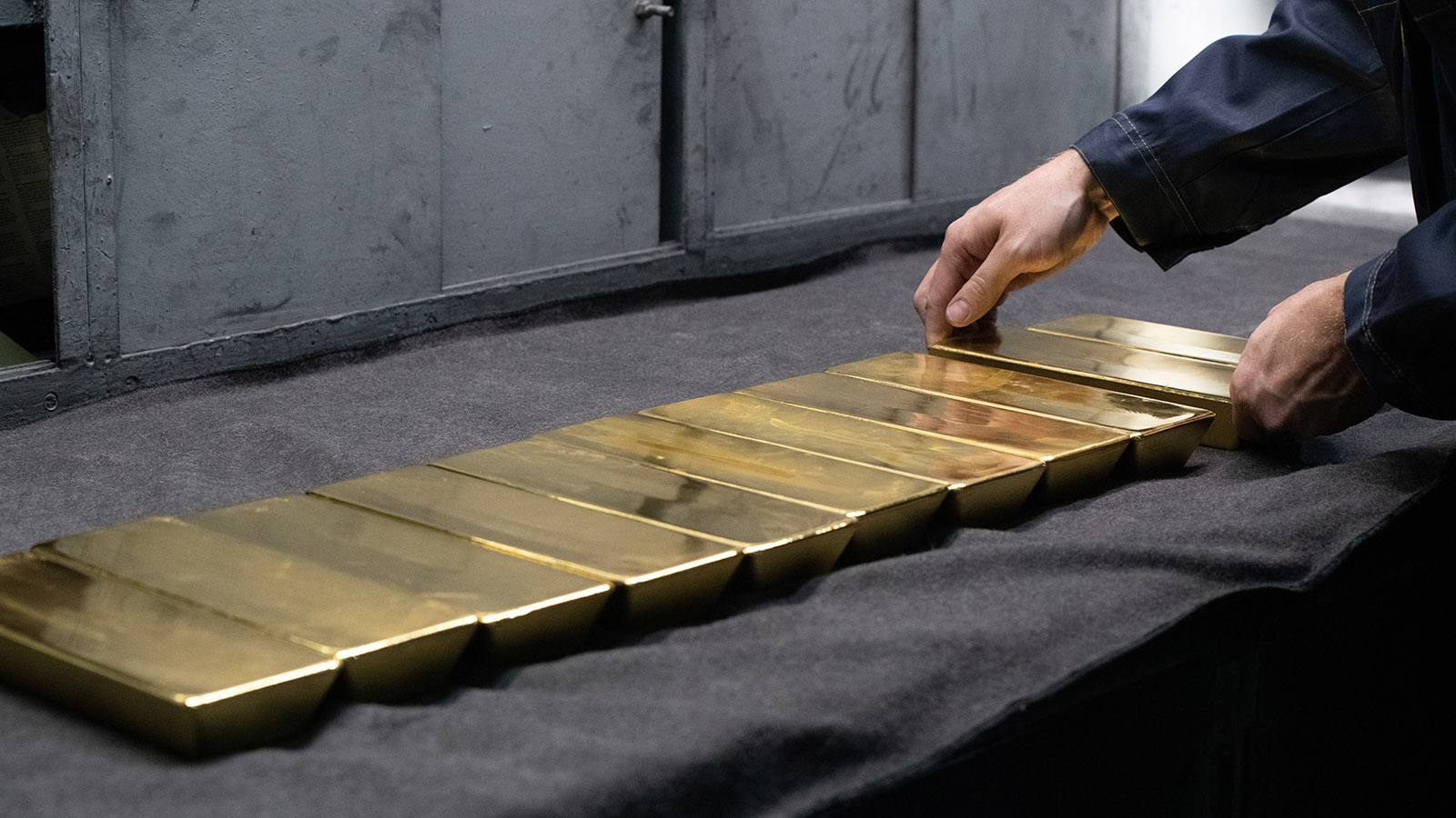 «Люди повезли в карманах»: зачем россияне покупают слитки золота по 100 т в год