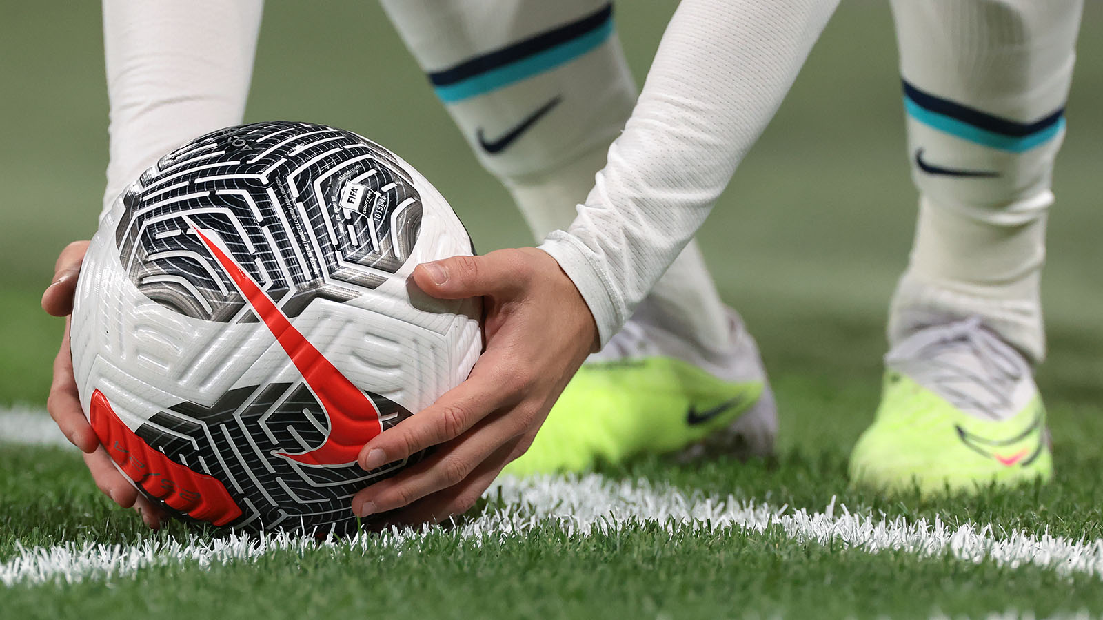 Гиганты поглощают футбол: кто одевает футбольные сборные на Евро-2024