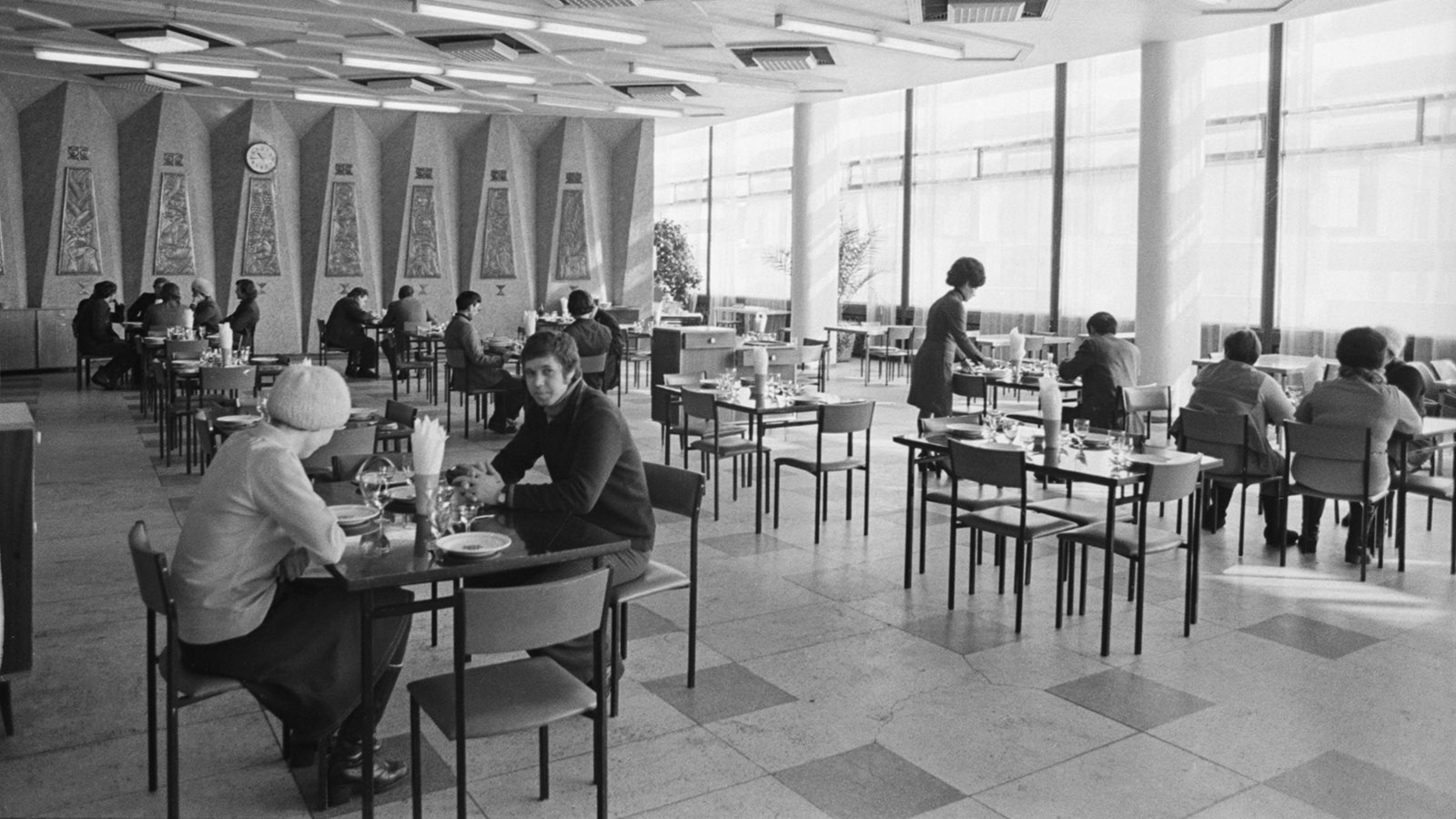 «Хрущевская кухня»: как в СССР возникло «быстрое питание» и бесплатная доставка еды