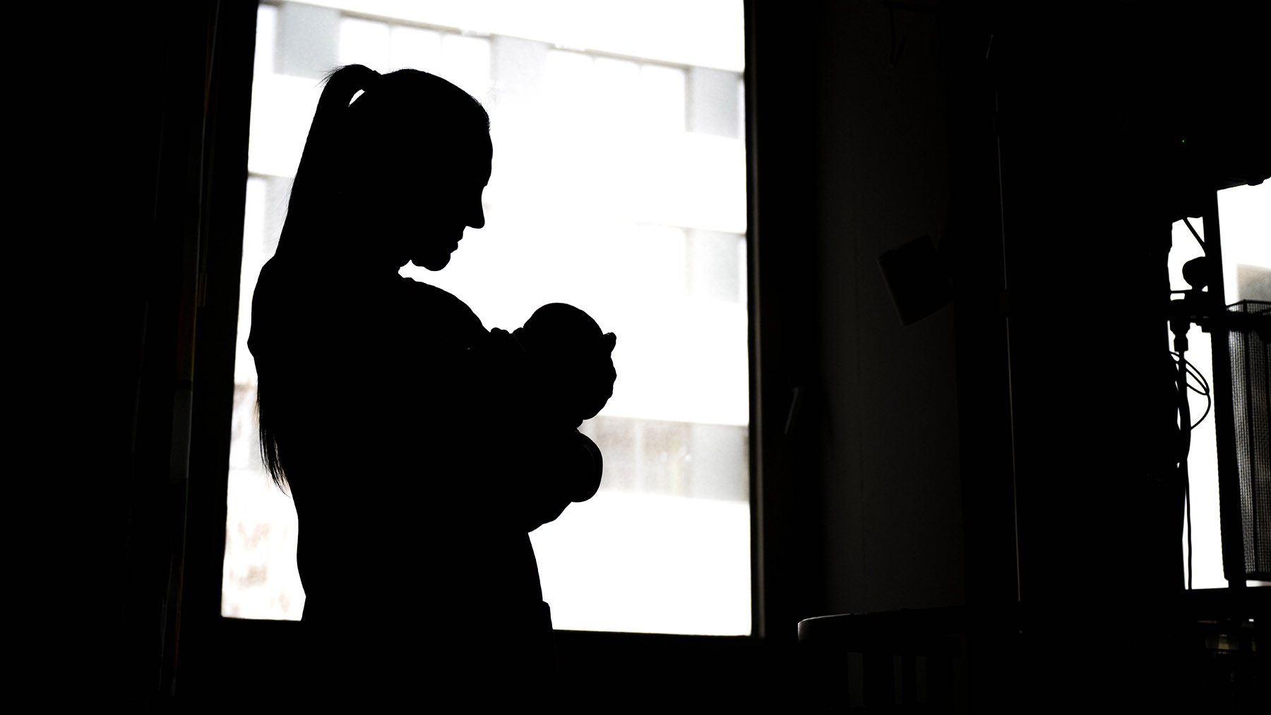 «Любуйтесь, мамаша, вот он, ребенок ваш»: как женщины переживают акушерское насилие