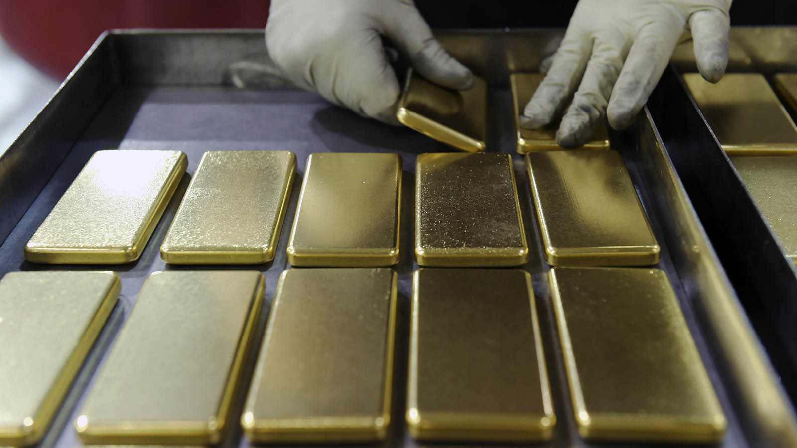 Вопреки санкциям: почему акции золотодобытчиков дорожают вслед за золотом