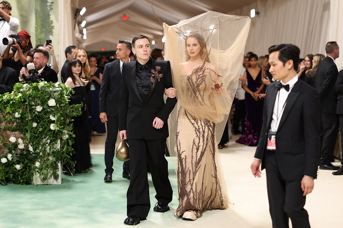 Торжество цветов и неспящих принцесс: самые эффектные образы Met Gala 2024  | Forbes Life