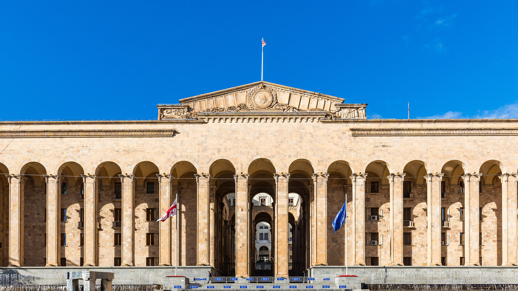 Парламент Грузии в третьем чтении принял закон об иноагентах