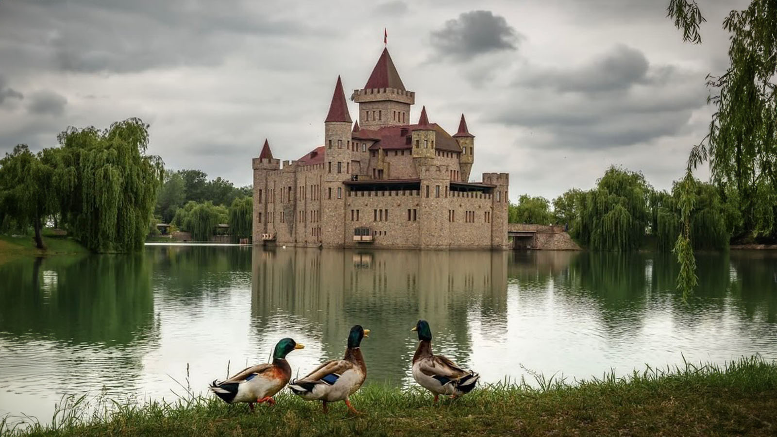Ближайшее средневековье: какие замки российских бизнесменов доступны для туристов