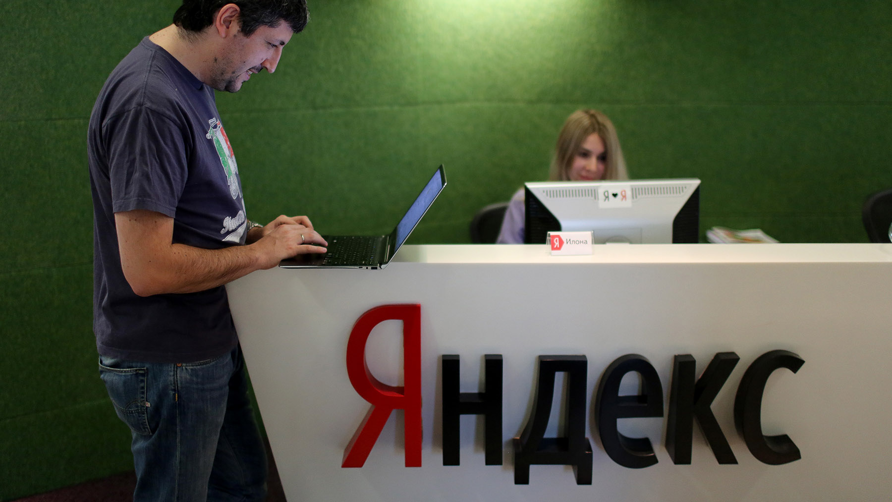 Пометить интеллект: «Яндекс» начал маркировать рекламу, созданную генеративным ИИ