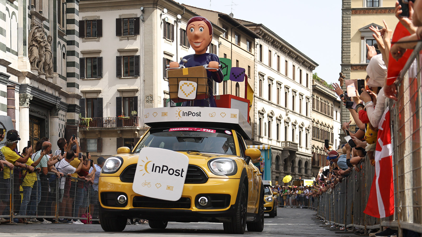Рекламный караван и экономия на гонщиках: как зарабатывает «Тур де Франс»