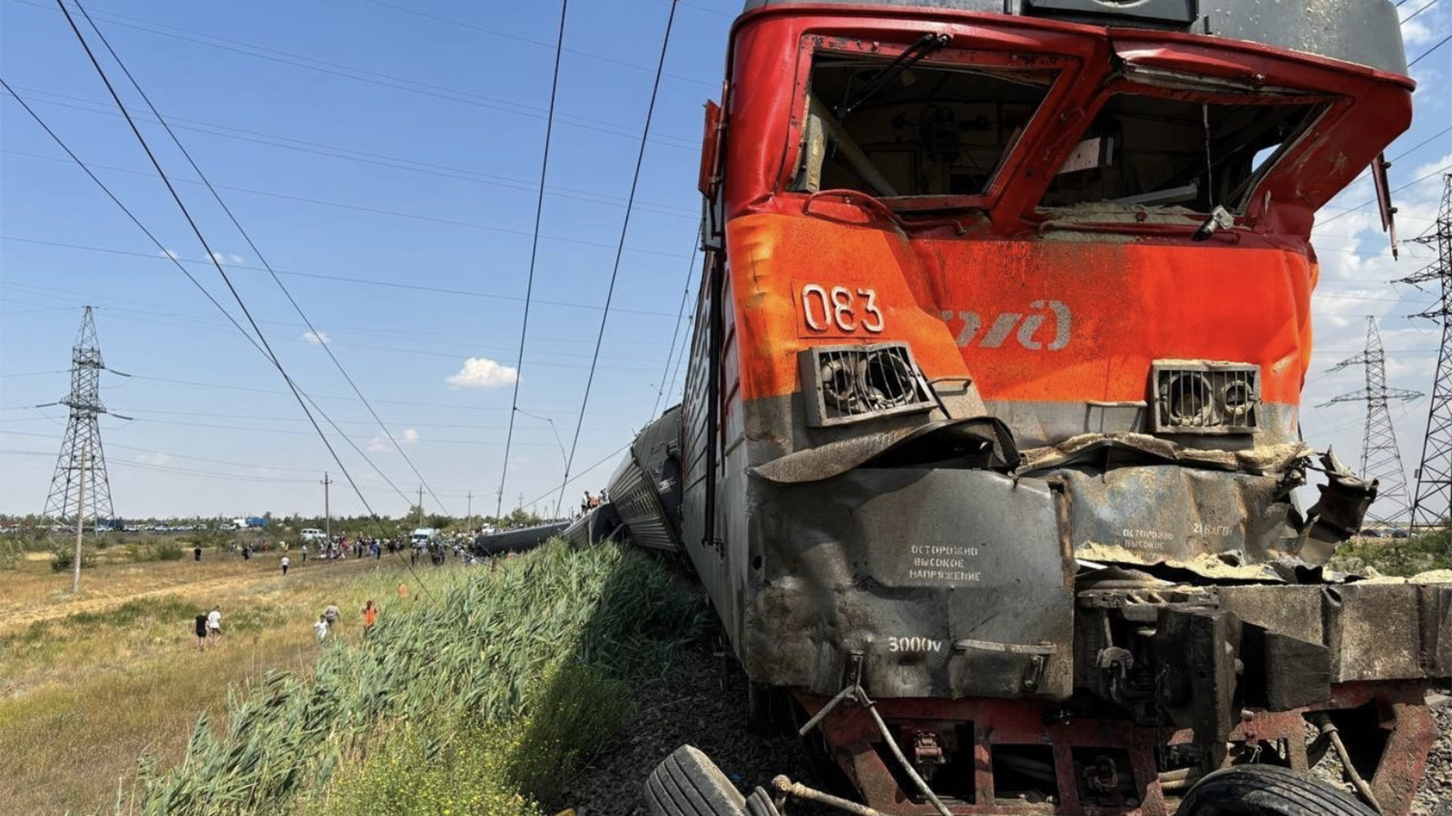 Последствия столкновения поезда и грузовика в Волгоградской области