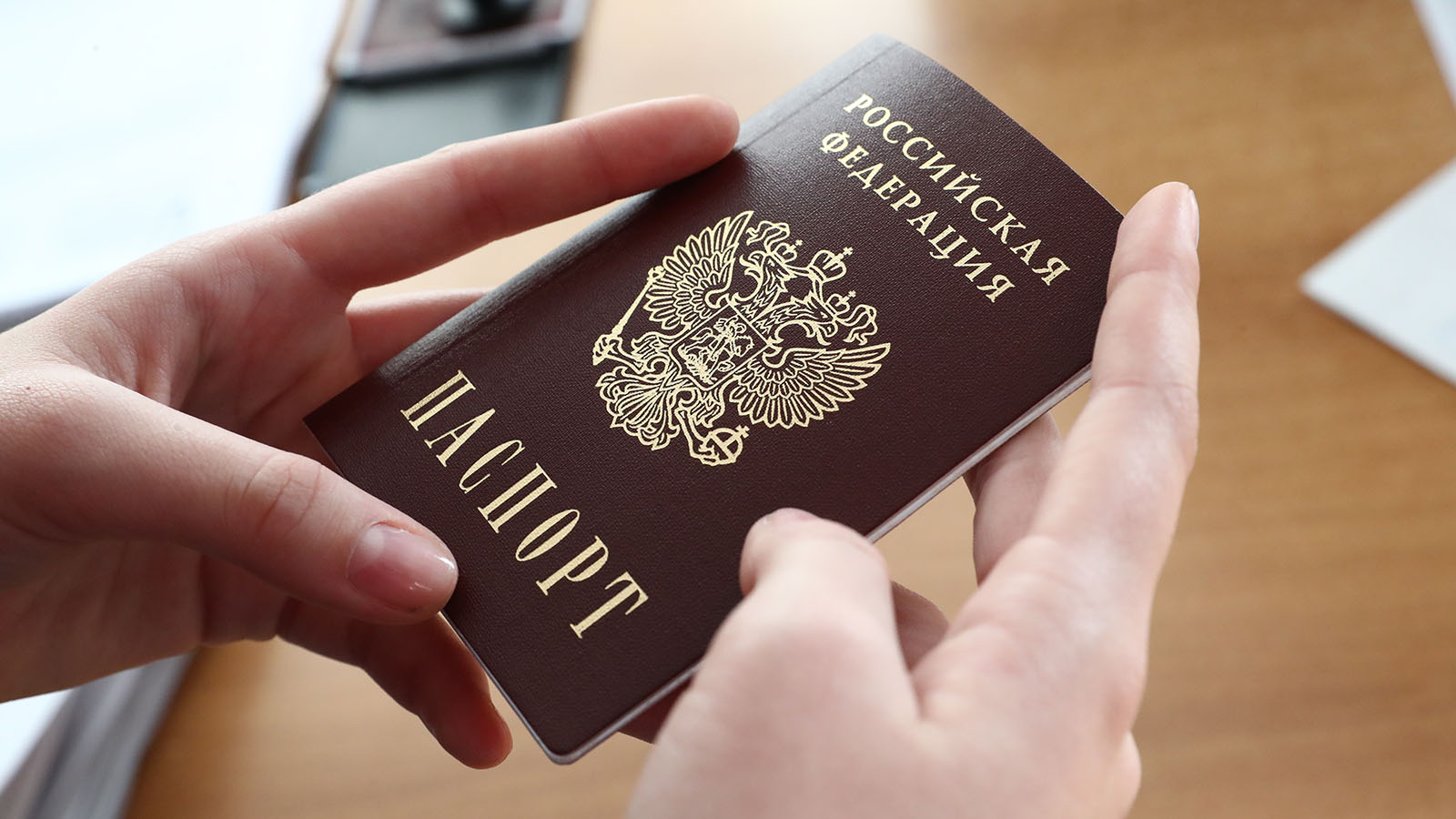 Человек без бумажки: как и почему могут аннулировать паспорт и чем это грозит