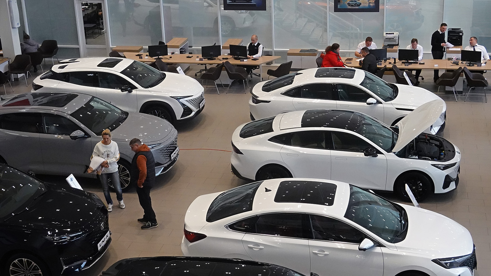 Продажи новых автомобилей в России в первом полугодии выросли на 79%