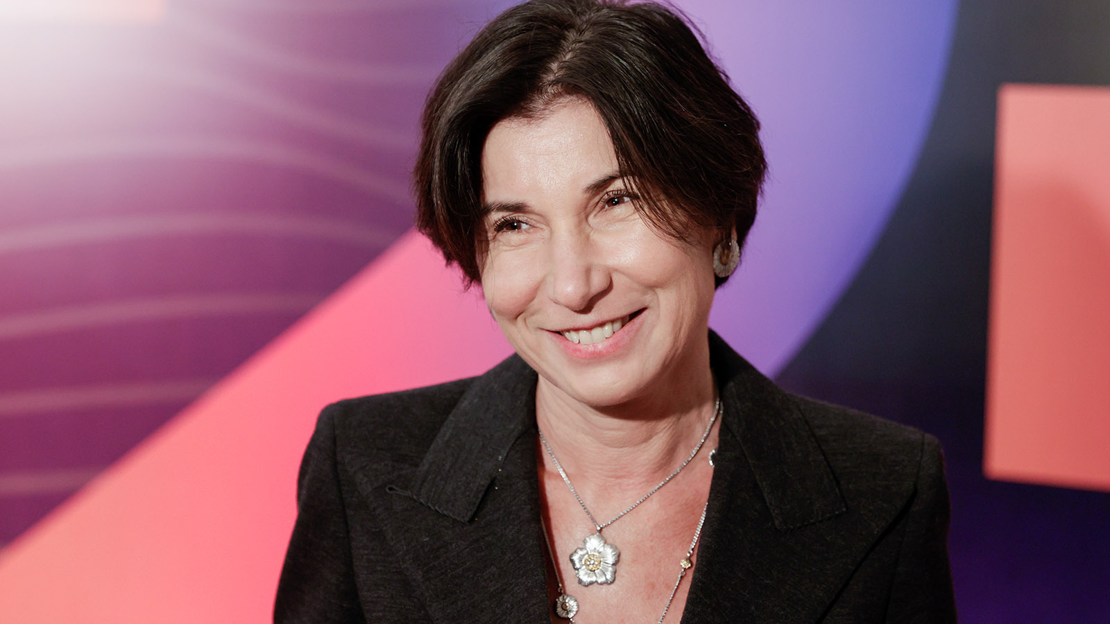 Путин назначил тележурналистку Зейналову послом на Маврикии