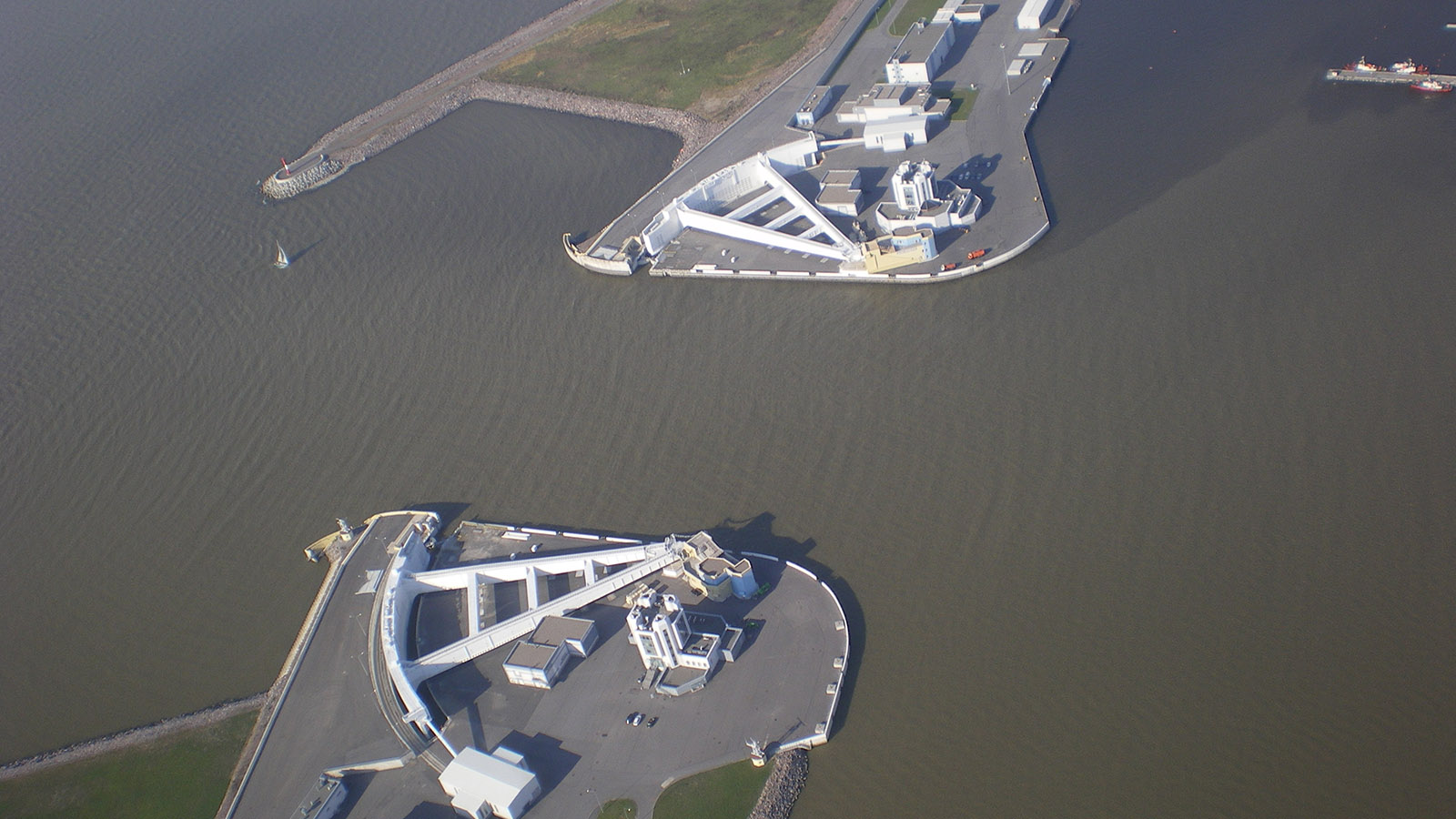 Петербургскую дамбу привели в состояние повышенной готовности