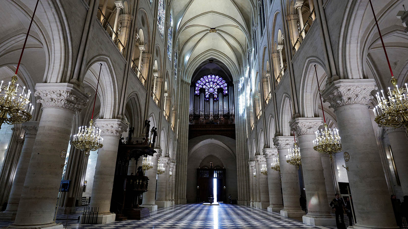 Во Франции показали результаты реставрации собора Парижской Богоматери изнутри