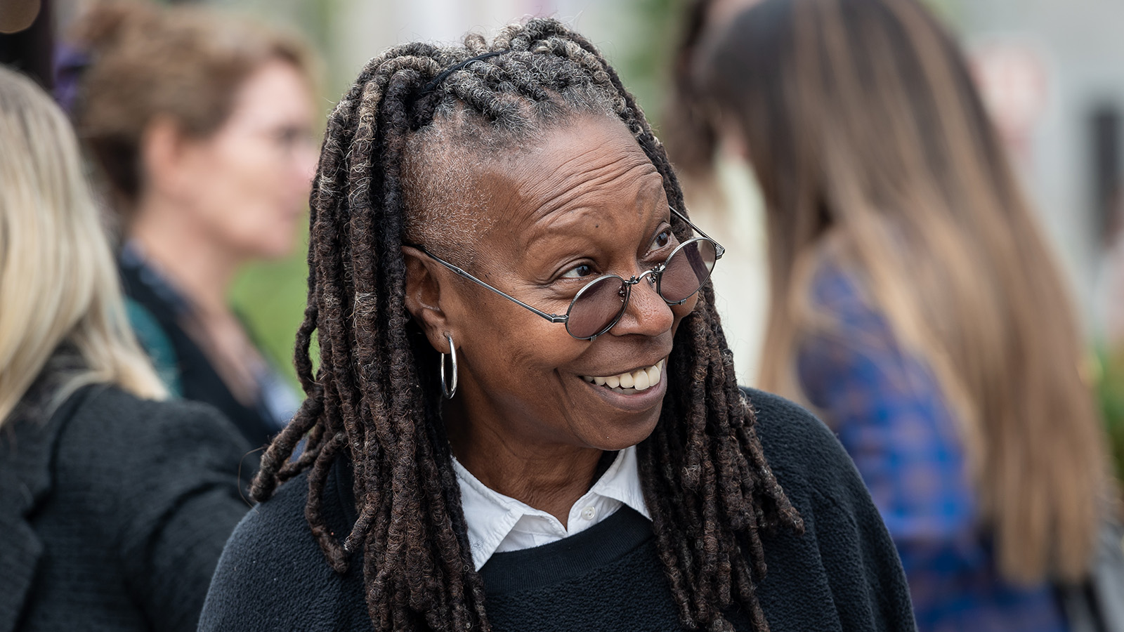 Кеудедегі порно сүтті қараңыз Пенис қисық және мөлшері айтарлықтай азайған.