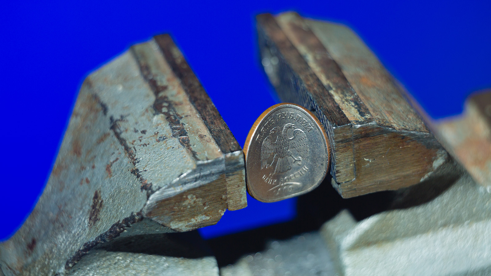 Полноценный валютный кризис: почему обвалился рубль