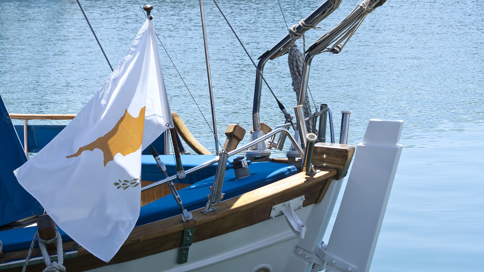 Изгнание инвесторов: почему у россиян отбирают золотые паспорта Кипра