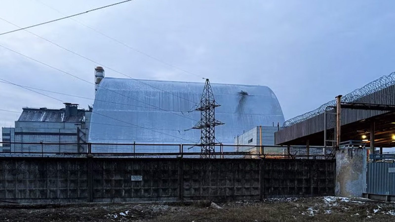 Зеленский сообщил о попадании дрона в саркофаг на Чернобыльской АЭС