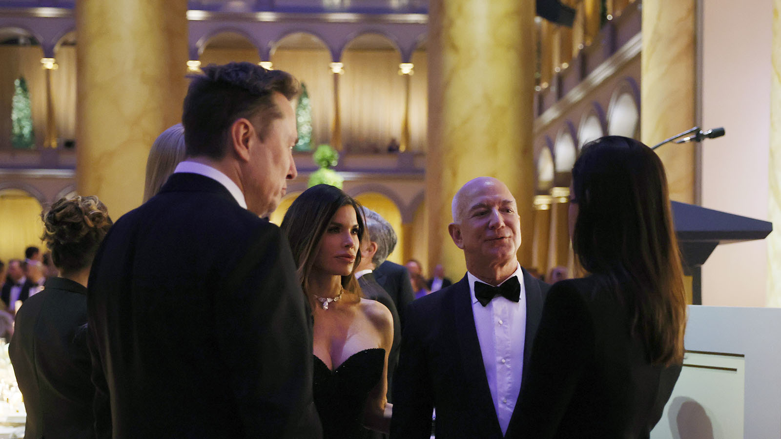 Хулиган и ботаник: как имидж влияет на космические гонки Илона Маска и Джеффа Безоса