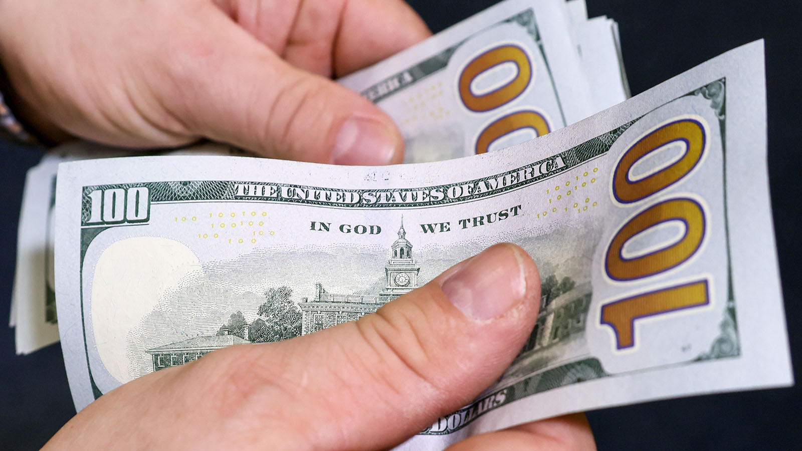 Внебиржевой курс доллара опустился ниже 81 рубля впервые с 18 марта