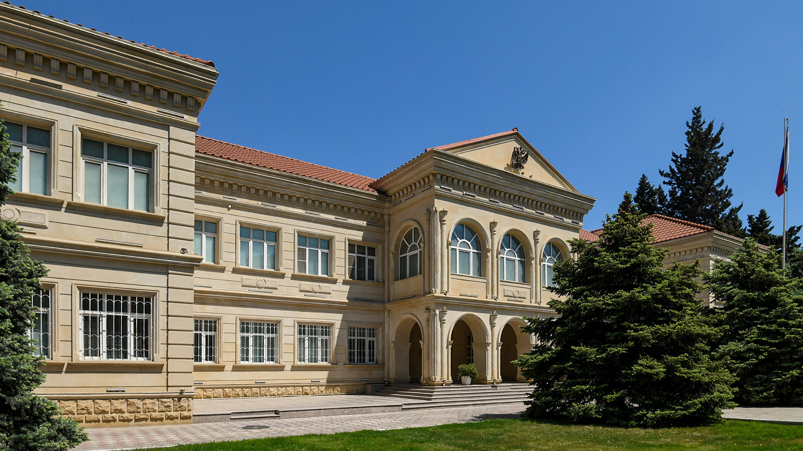 Посольство России в Баку сообщило о жалобах россиян на применение к ним силы