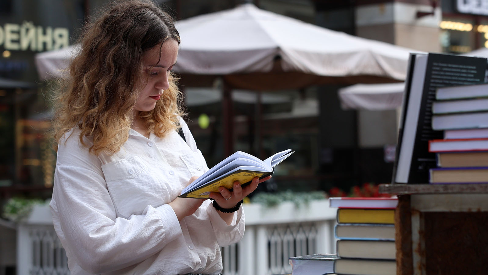 Каждый второй зумер и миллениал доверяют советам из книг о бизнесе и финансах