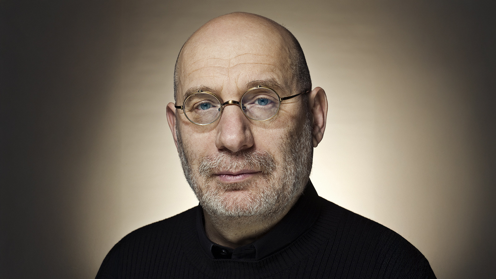 Военный суд заочно приговорил Акунина к 14 годам лишения свободы