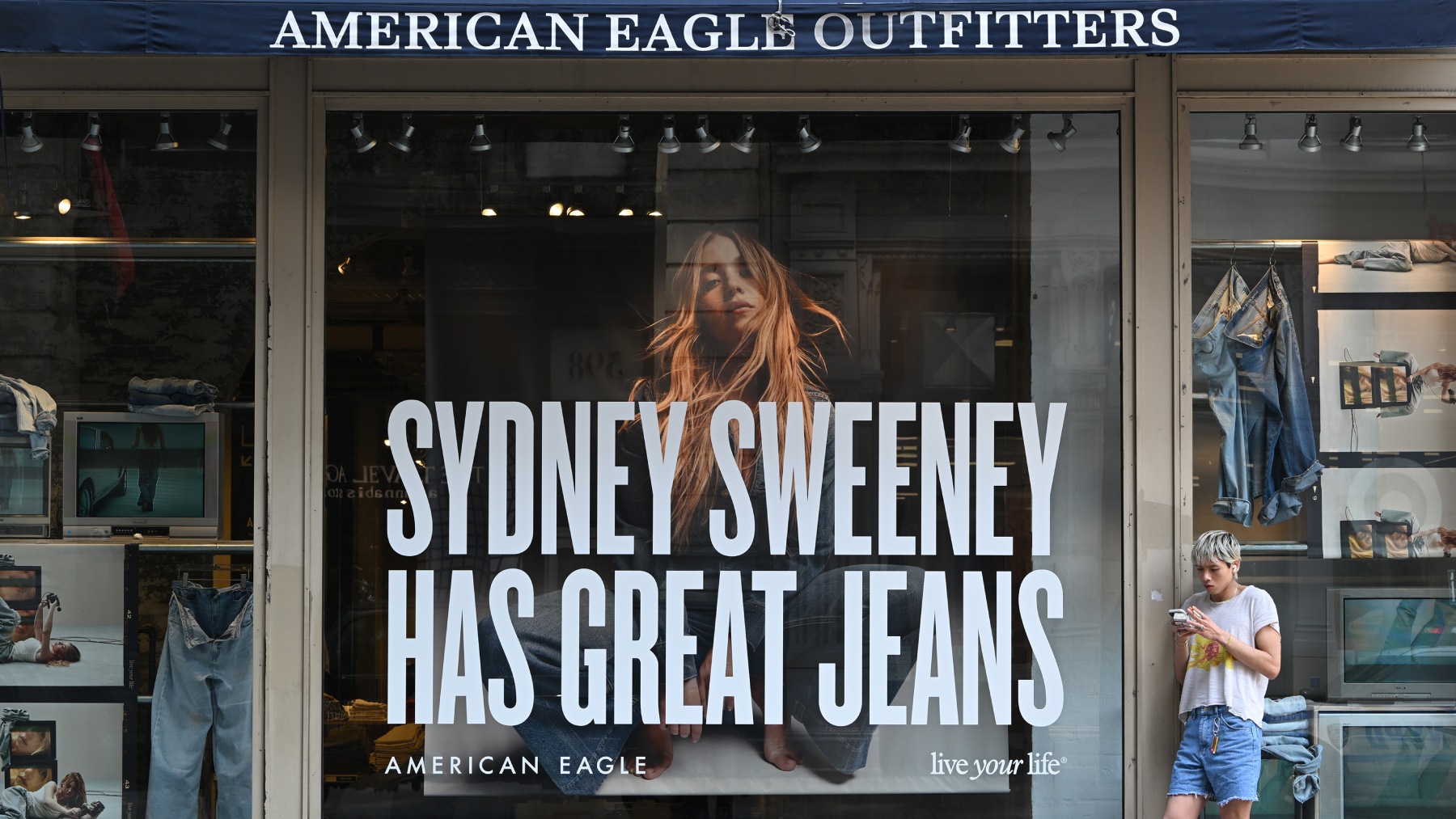 Акции American Eagle выросли на 24% благодаря одобрению Трампом рекламы с Сидни Суини