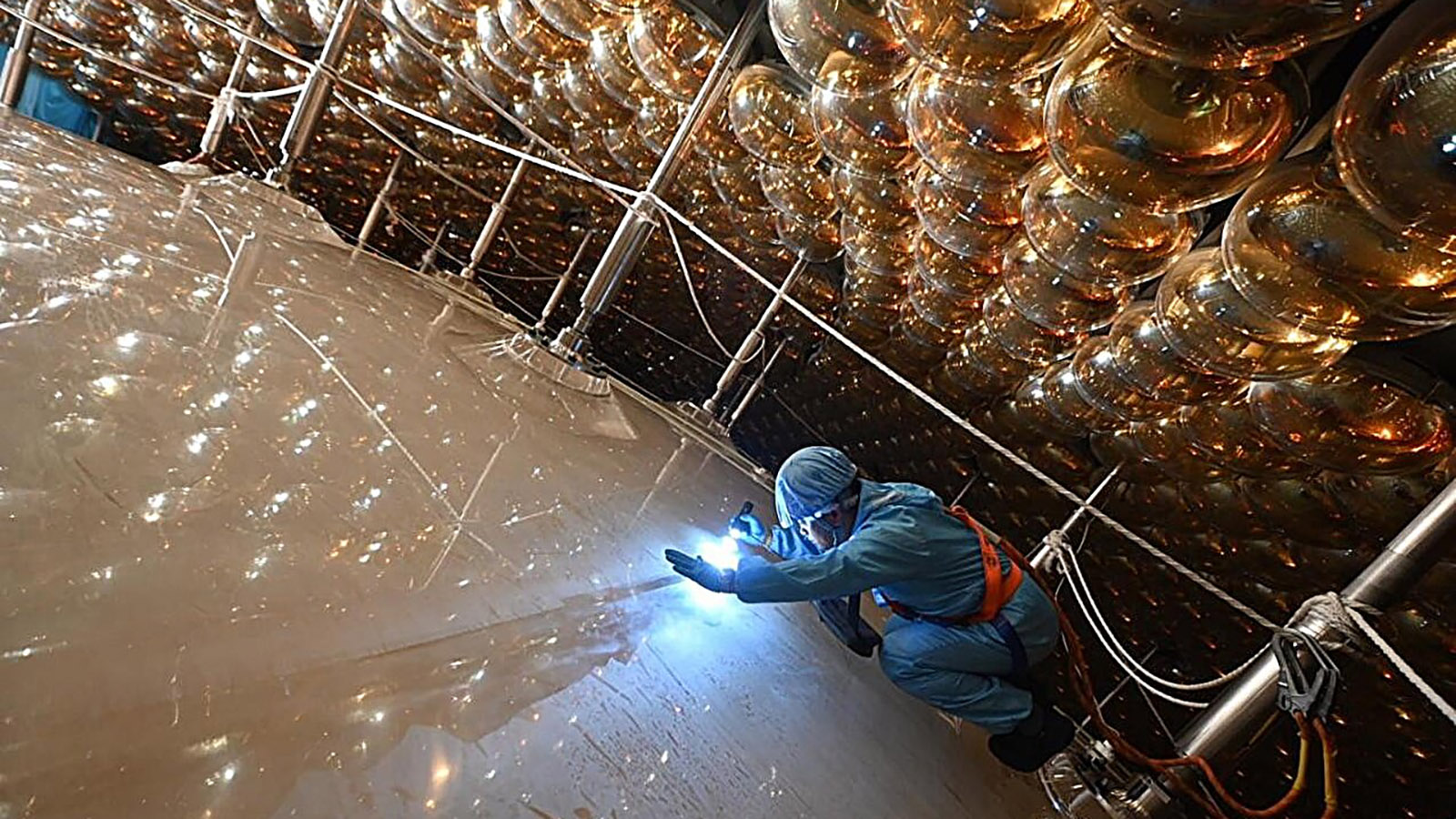 Откуда берется масса: как подземная обсерватория поможет физикам разгадать загадку