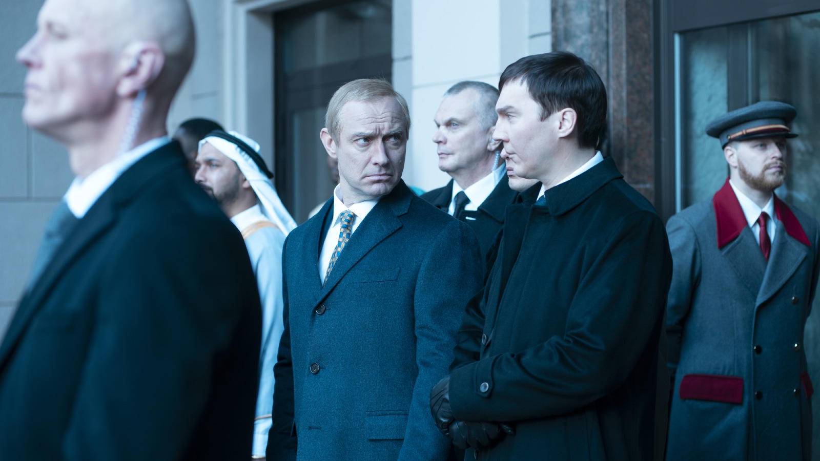 Кремлевский волшебник в Венеции: каким получился фильм с Джудом Лоу о России 90-х