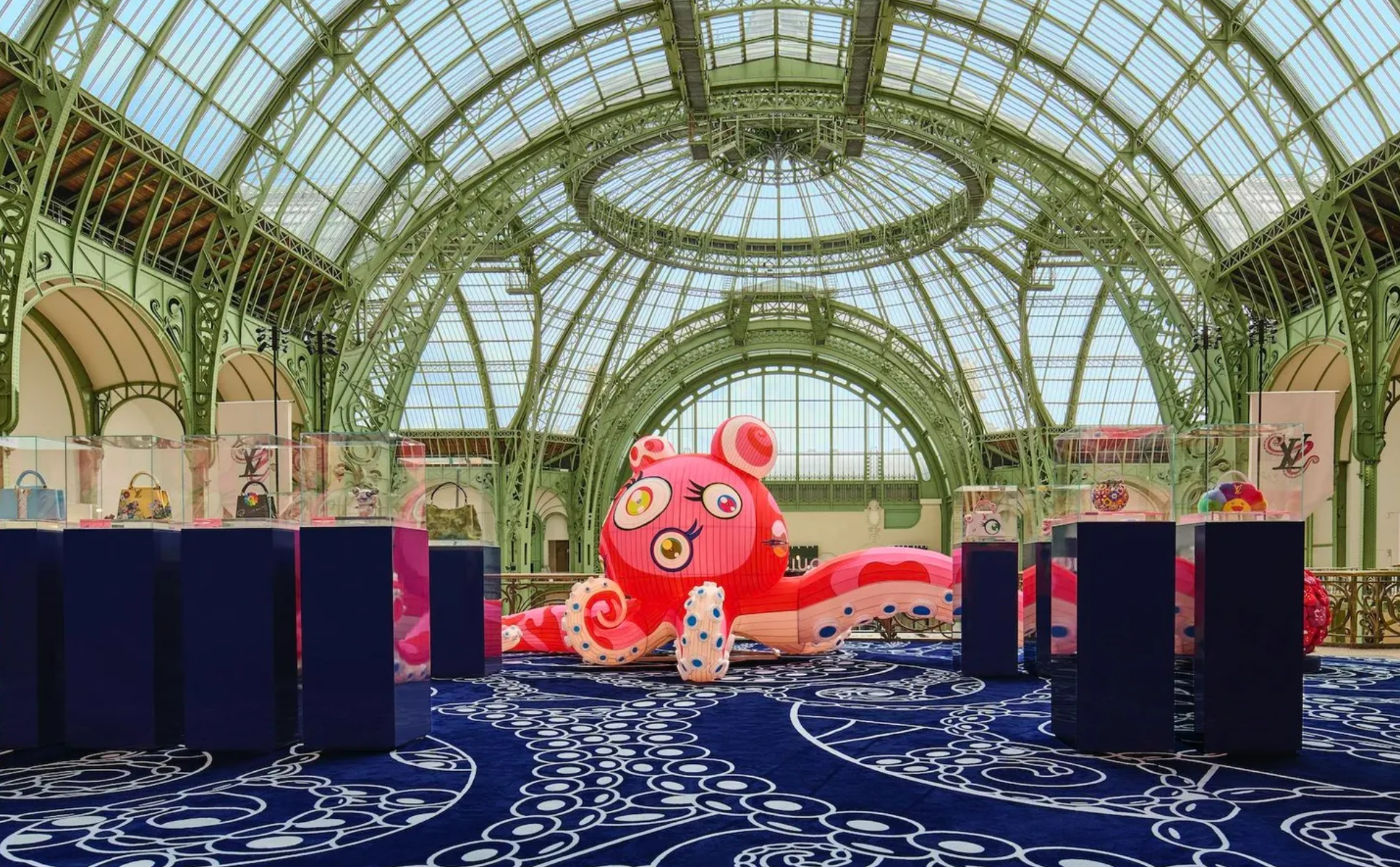 Розовый осьминог Мураками и новый рекорд Ива Кляйна: новости арт-рынка