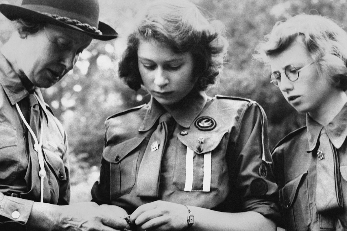 1945 год. Елизавета вступила в «Вспомогательную территориальную службу» (женские отряды самообороны) и научилась водить автомобиль