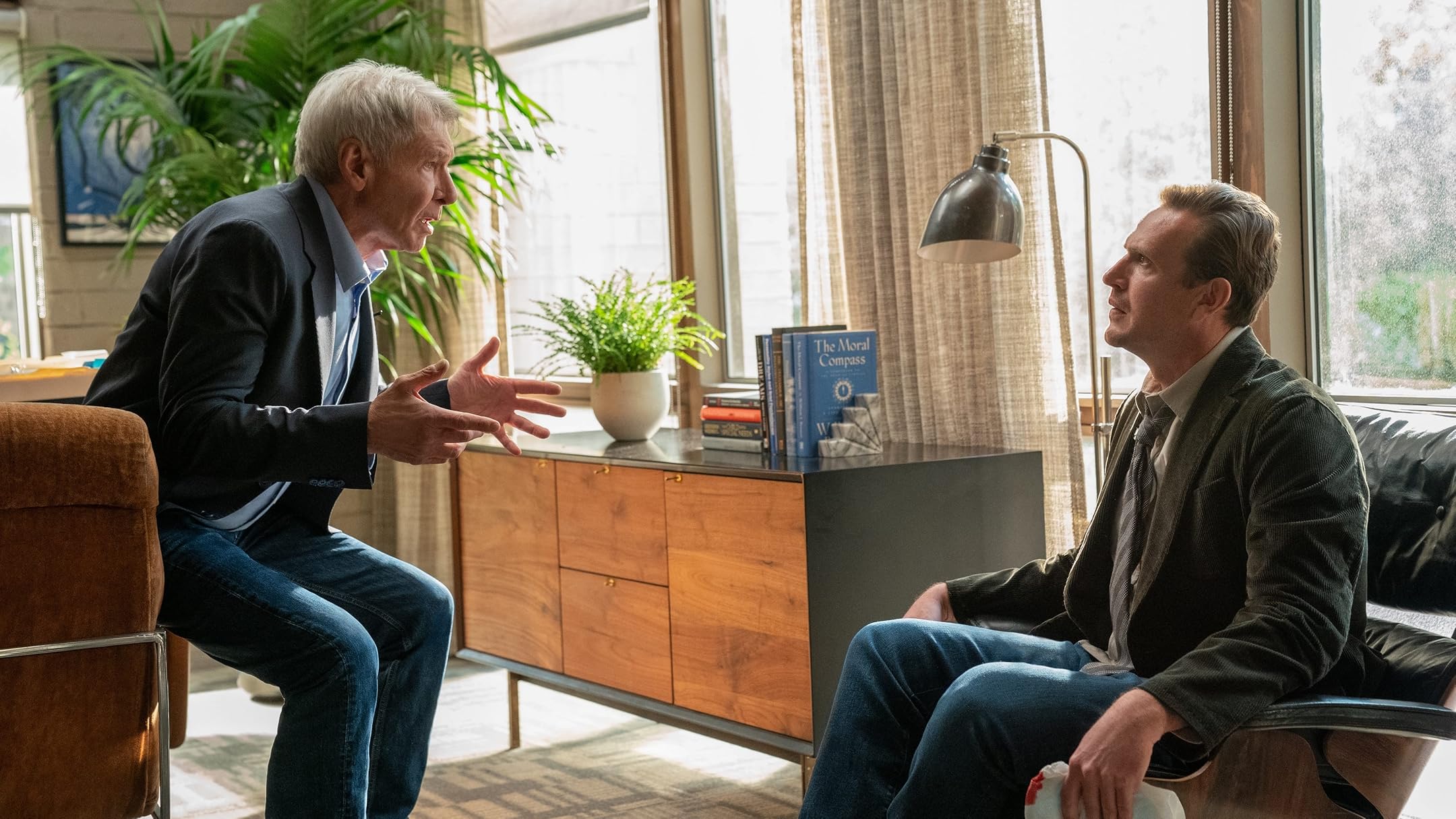 Друзья и соседи и Терапия: 10 новых фильмов и сериалов о поисках смысла жизни