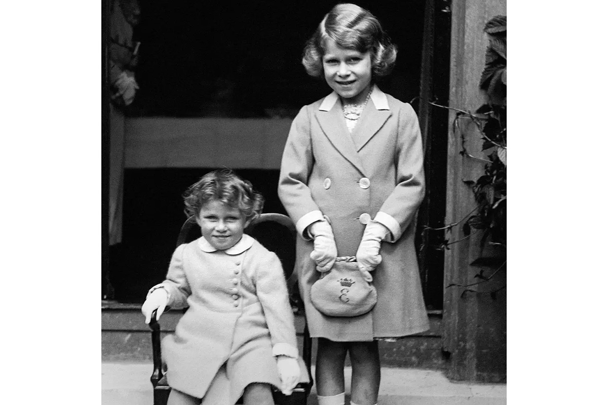1933 год. Принцесса Елизавета с сестрой Маргарет (слева)