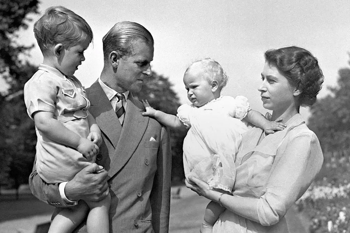 1952 год. Королева Елизавета II с принцем Филиппом и детьми - Чарльзом и Энн