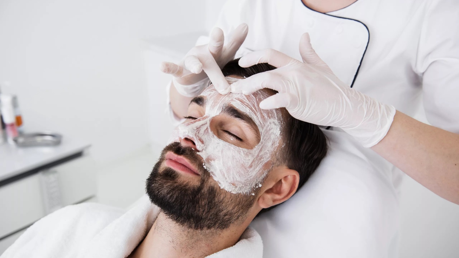 Довериться профессионалам: зачем мужчины обращаются к бьюти-специалистам