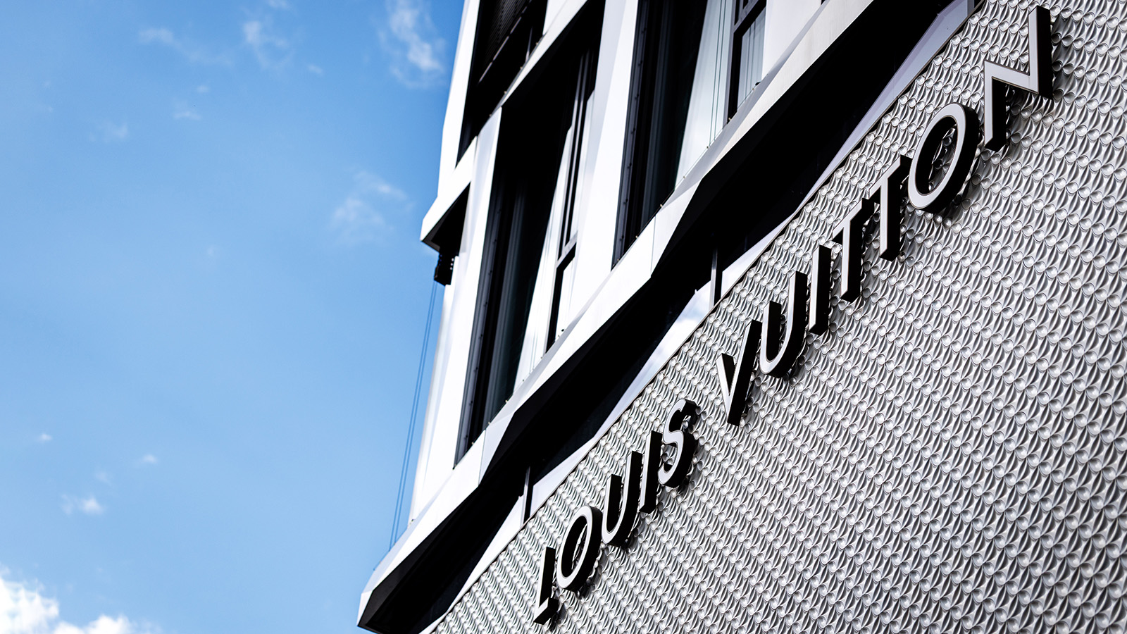 Акции владельца Louis Vuitton взлетели рекордно за 24 года после успешного отчета