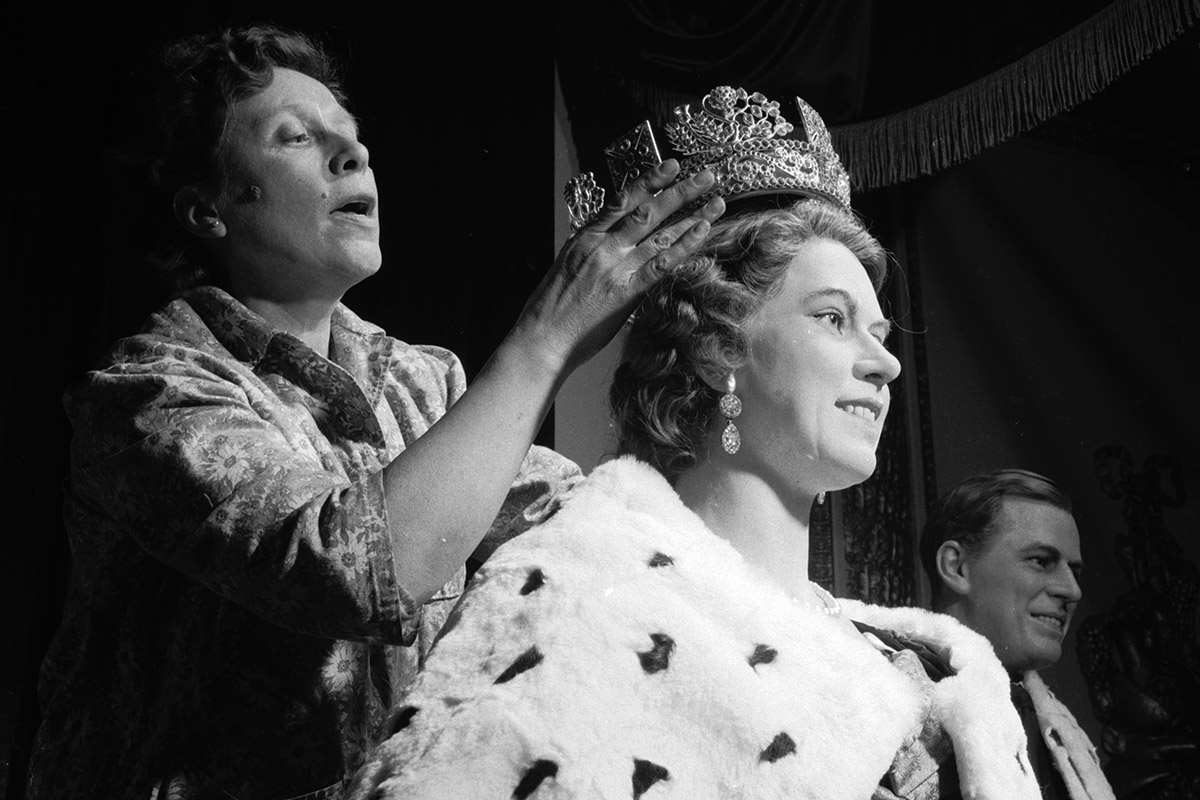 1955 год. Последний штрих: на восковую фигуру Елизаветы II в музее мадам Тюссо надевают копию короны