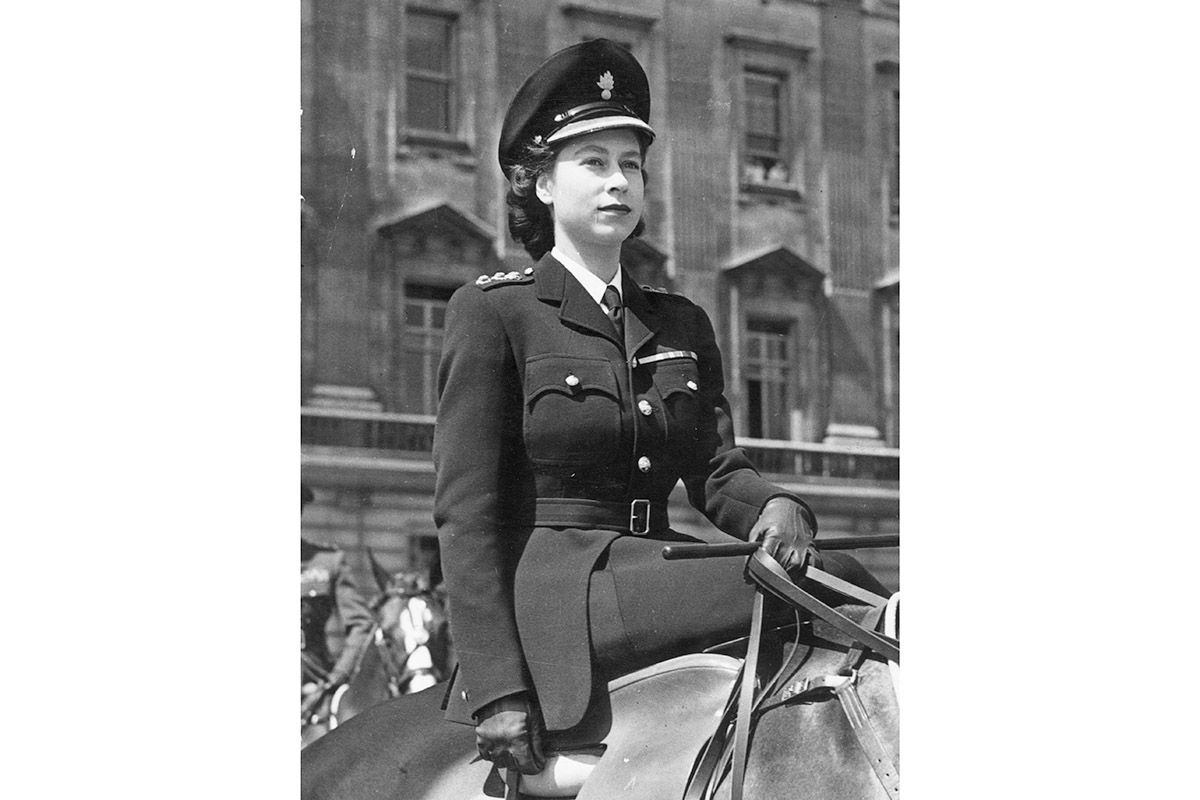 1947 год. Принцесса Елизавета, шеф полка гвардейских гренадеров, в форме в форме полковника этой элитной части