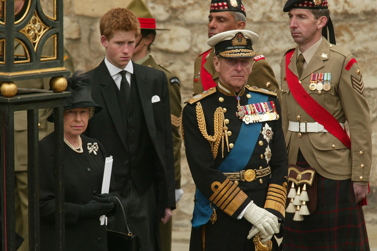 2002 год. Елизавета II и принц Филипп прибыли в Вестминстерское аббатство на панихиду по королеве-матери
