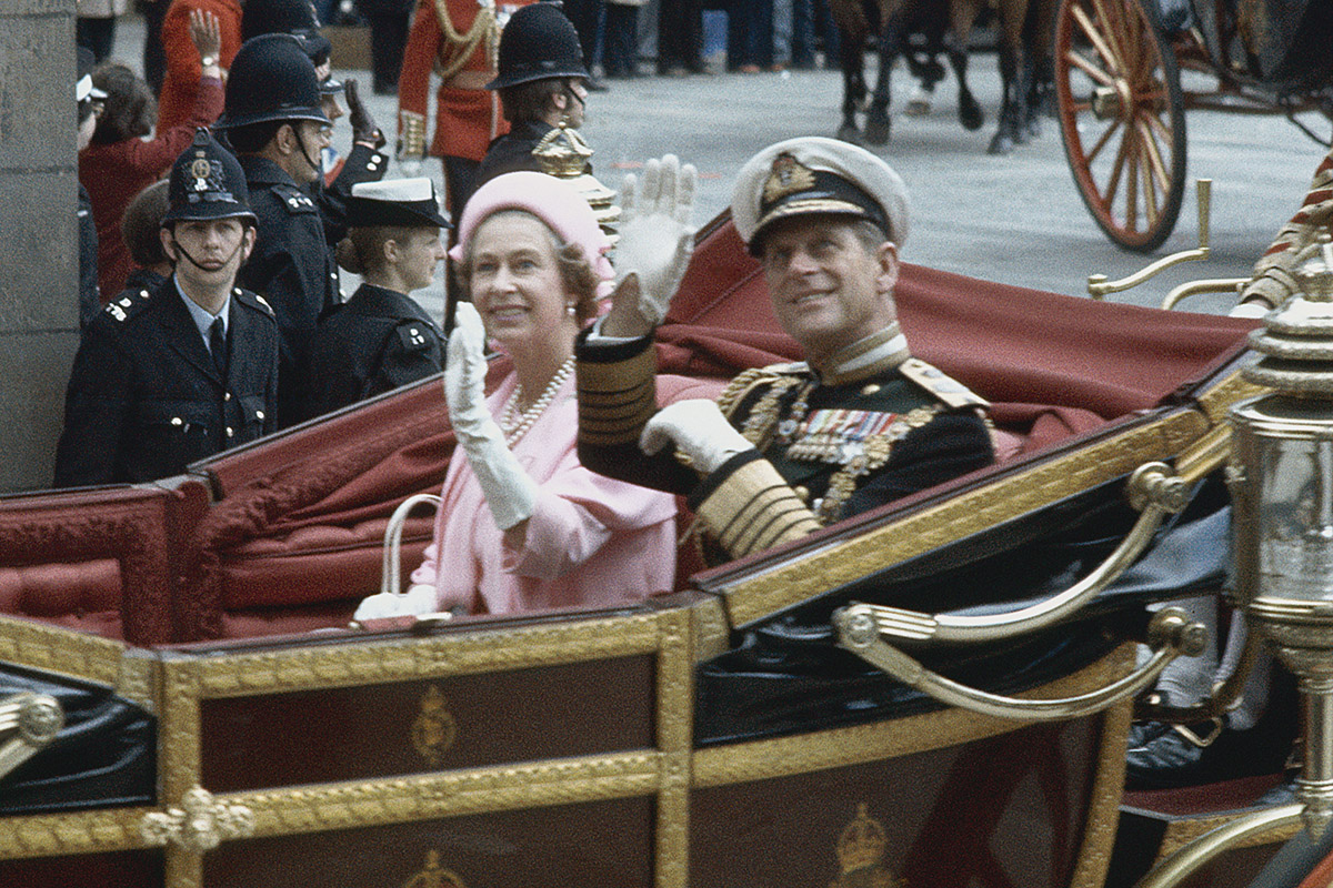 1977 год. Елизавета II и принц Филипп в королевском экипаже во время торжеств по случаю 25-летия царствования королевы