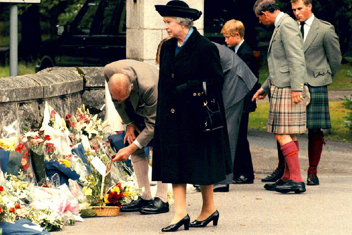 1997 год. Королева обращается к подданным с трагическим известием о гибели принцессы Дианы