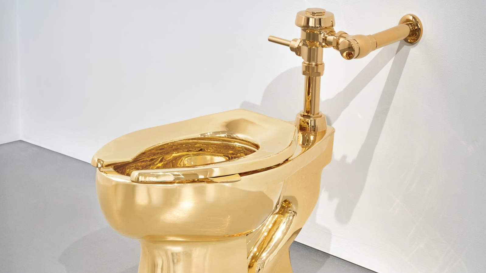 Золотой унитаз художника Маурицио Каттелана выставят на аукцион - похожая новость на Toplenta