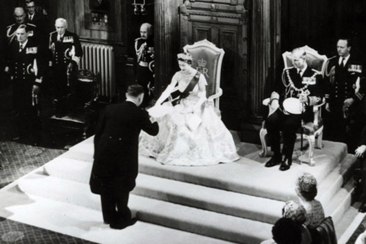 1954 год. Елизавета II в коронационном платье на открытии сессии новозеландского парламента в Веллингтоне. Она была первым британским монархом, посетившим Австралию и Новую Зеландию