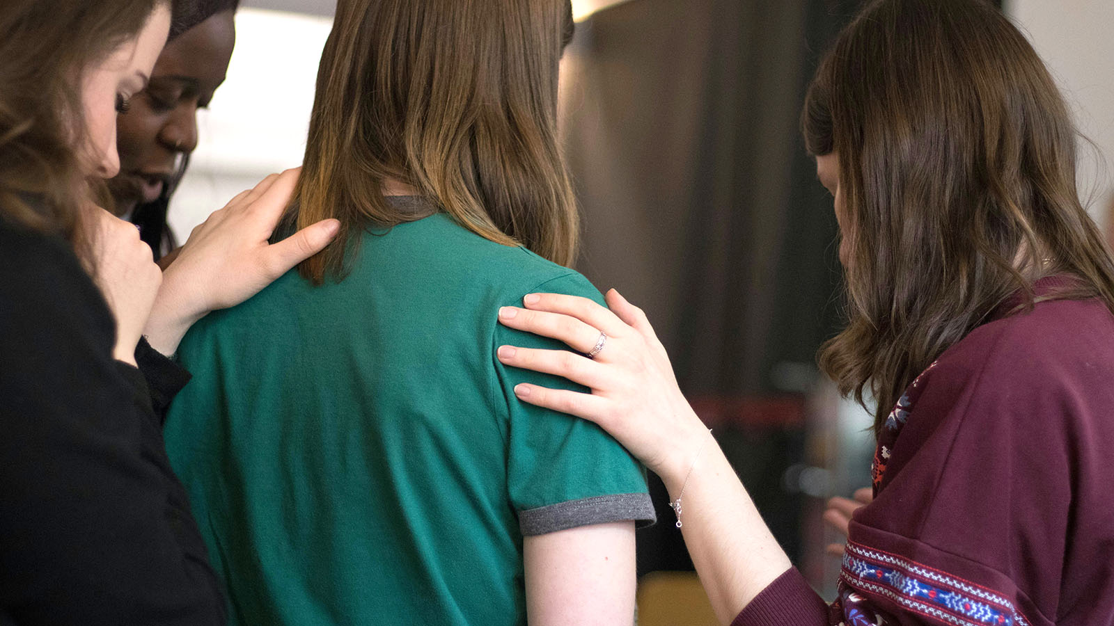 Журнал о жизни глухих людей и день хлеба: социальные проекты недели