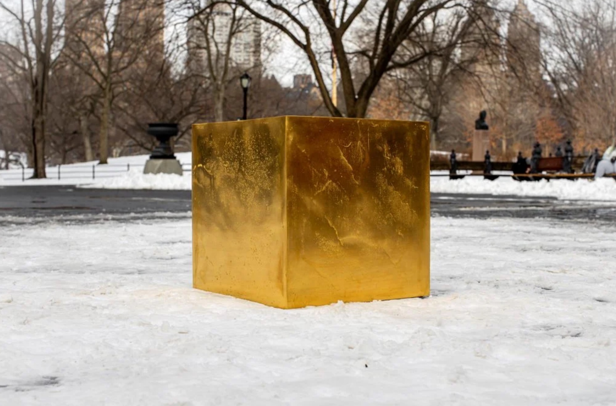 Золотой куб в 186 кг продают по долям, Кувшинки Моне за $60 млн: новости арт-рынка