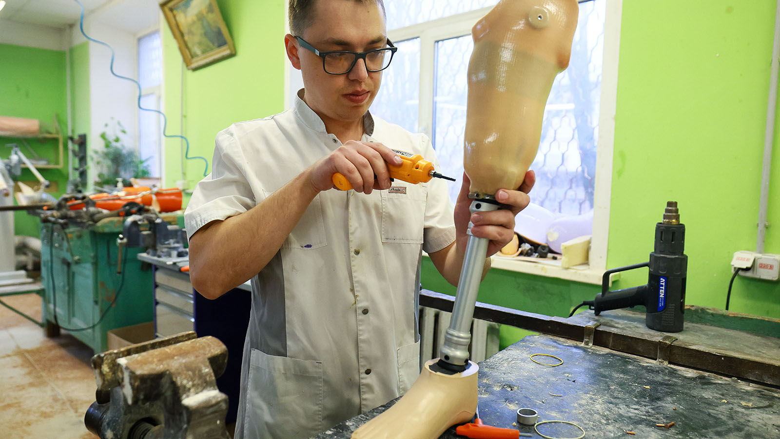 Редкое мастерство: компании на рынке протезов борются с дефицитом техников