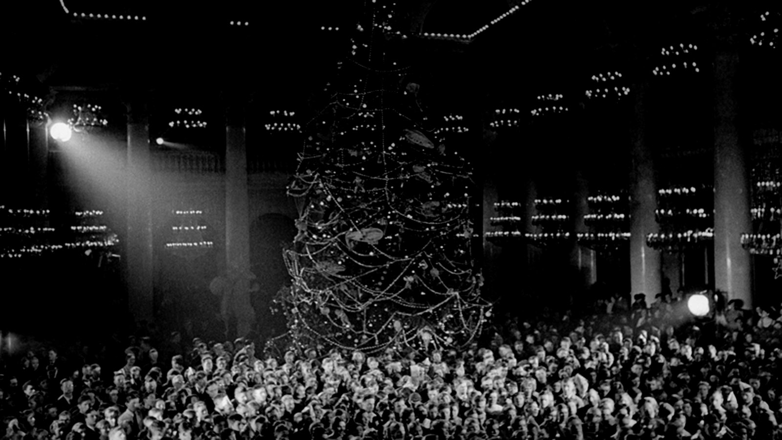 Пути сообщения: фантастический роман о женщине-роботе, которая ищет врагов народа