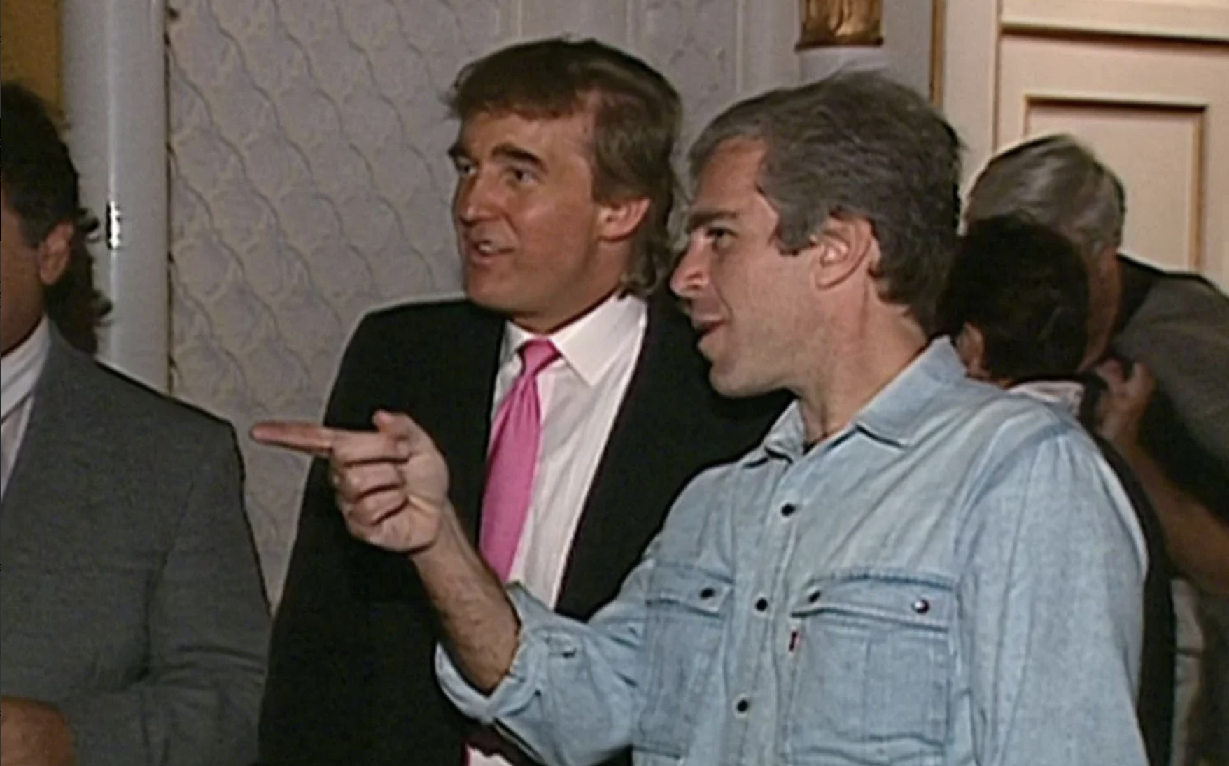 «Можешь его спасти, чтобы он оставался в долгу»: что стало известно из писем Эпштейна