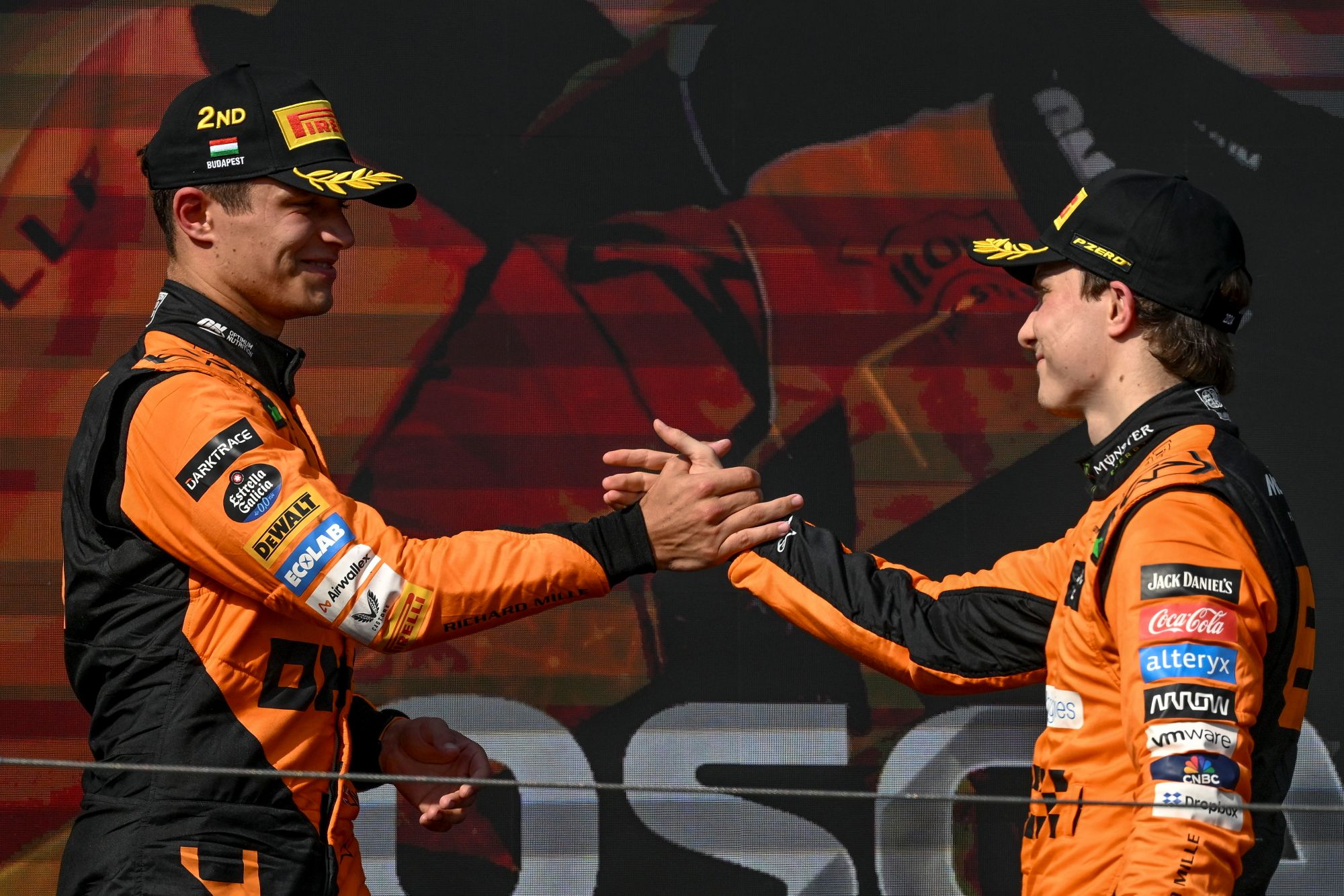 Наезд на финиш: за титул в Формуле-1 борются сразу трое, эксперты оценили их шансы